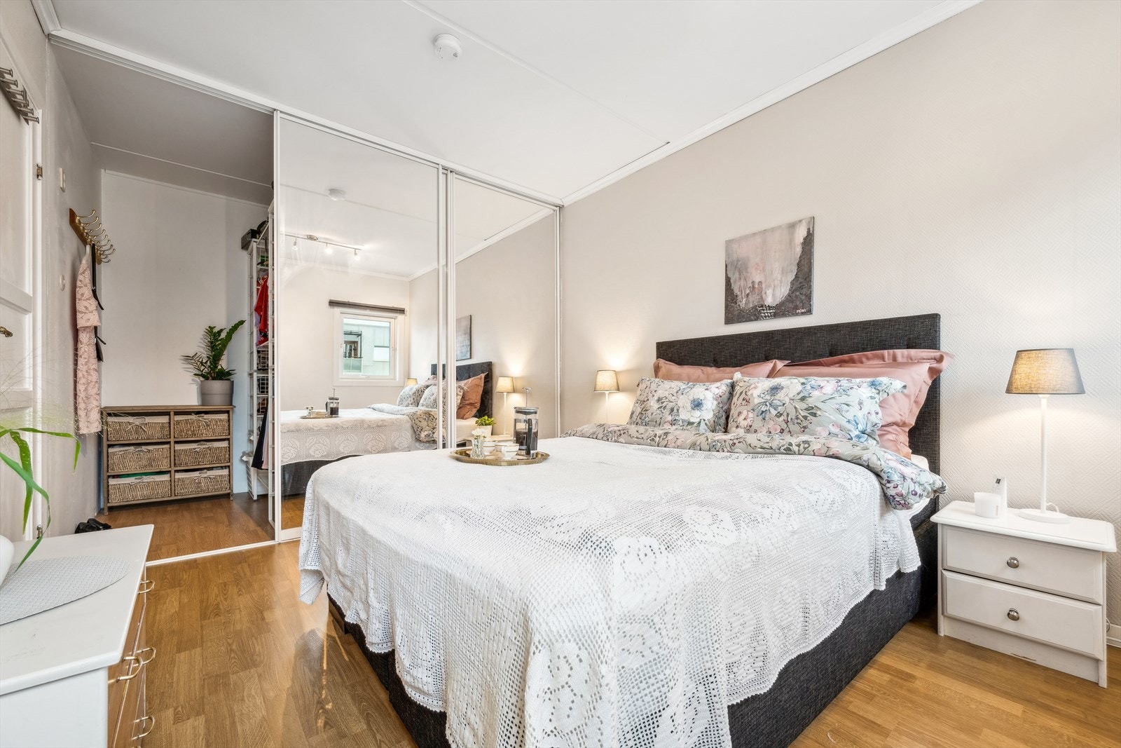 Hovedsoverommet har direkte adkomst til bod/walk-in garderobe. Galleribilde