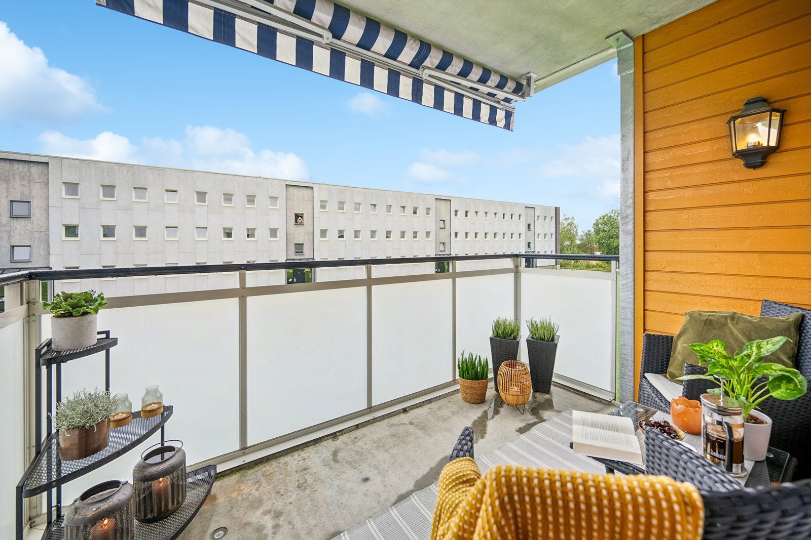 Balkong med sol til sent på kveld. Galleribilde