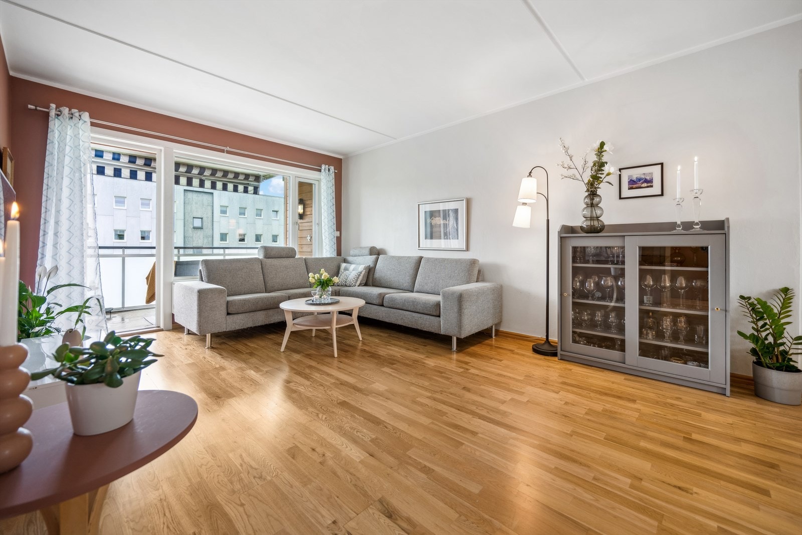 Stuen har ellers god plass for sofagruppe, tv-løsning og tilhørende møblement. Galleribilde