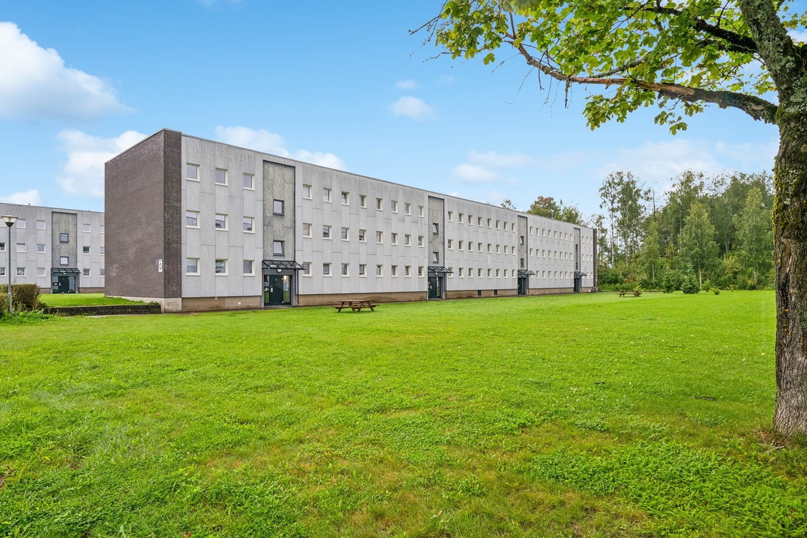Eiendommen ligger i et attraktivt og barnevennlig boligområde rett ved barneskolen, på Skedsmokorset i Lillestrøm kommune. Skedsmo er sentralt plassert midt mellom Oslo og Gardermoen og det går direktebusser som tar deg til begge steder på ca. 20 minutter Galleribilde