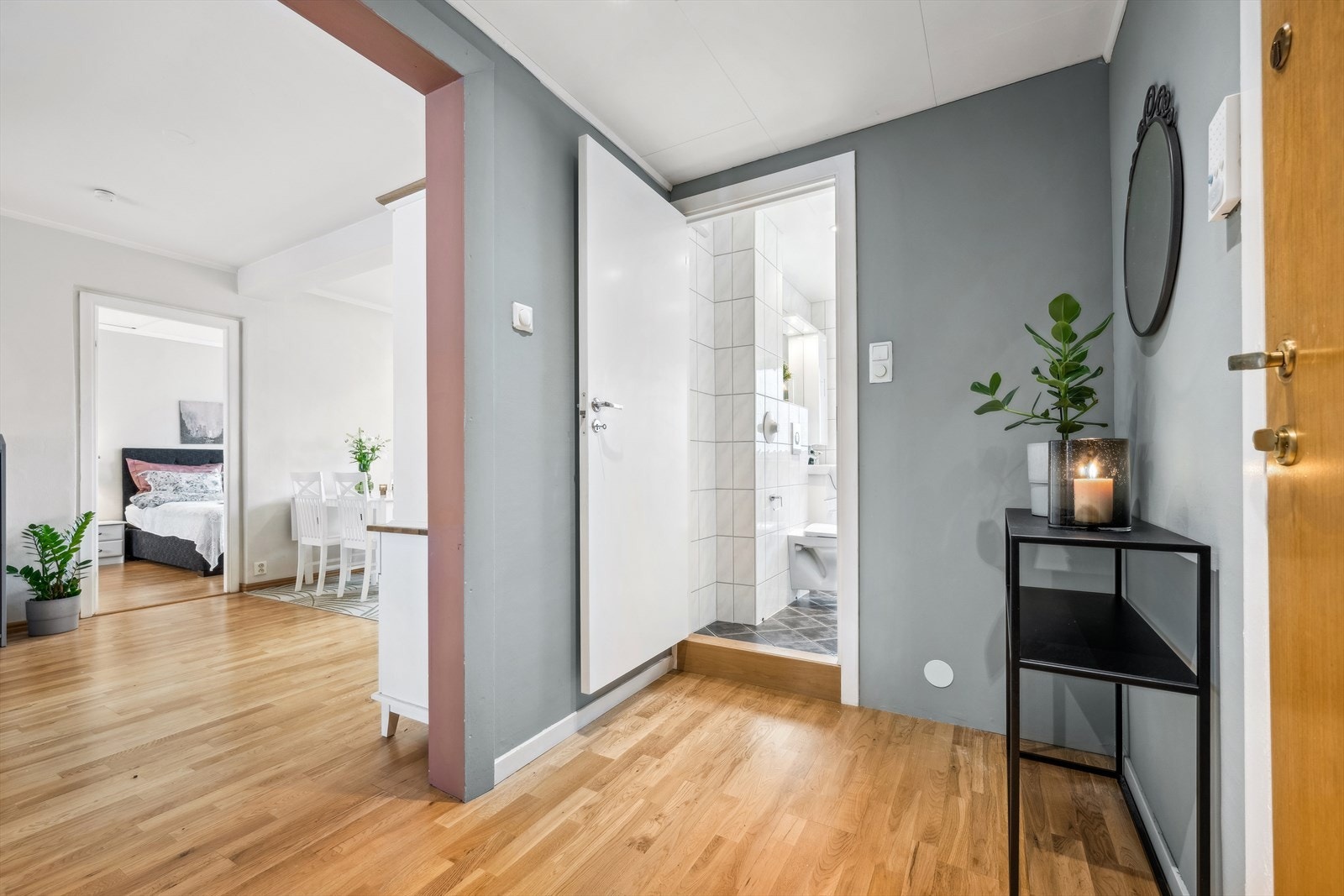 Entreen har en praktisk utforming med god plass for både knaggrekke og skoskap. Gjennomgående i leiligheten er det laminat på alle gulv for uten om bad som er flislagt. Vegger er malt i tidsriktige farger. Galleribilde