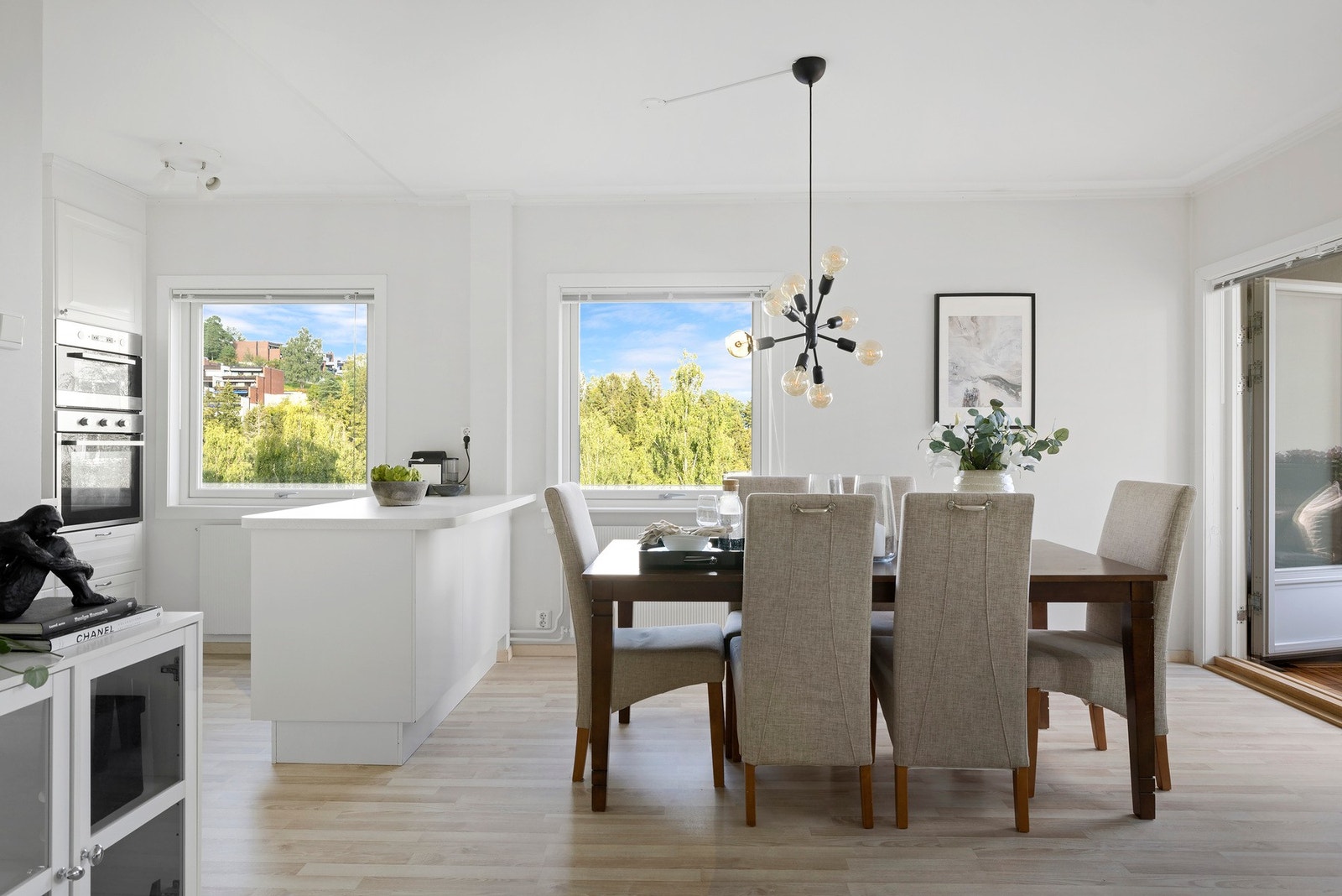 Spisestue med god plass til gjester. Galleribilde