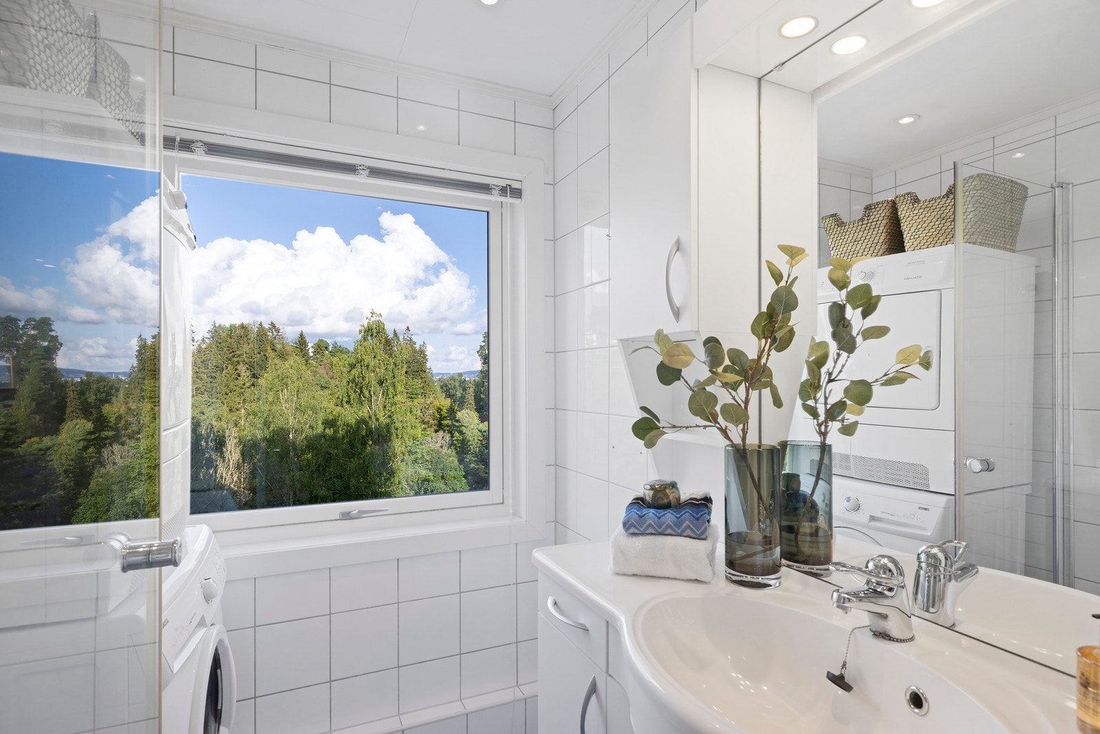 Stor servant med god benkeplass og gode oppbevaringsmuligheter. Galleribilde