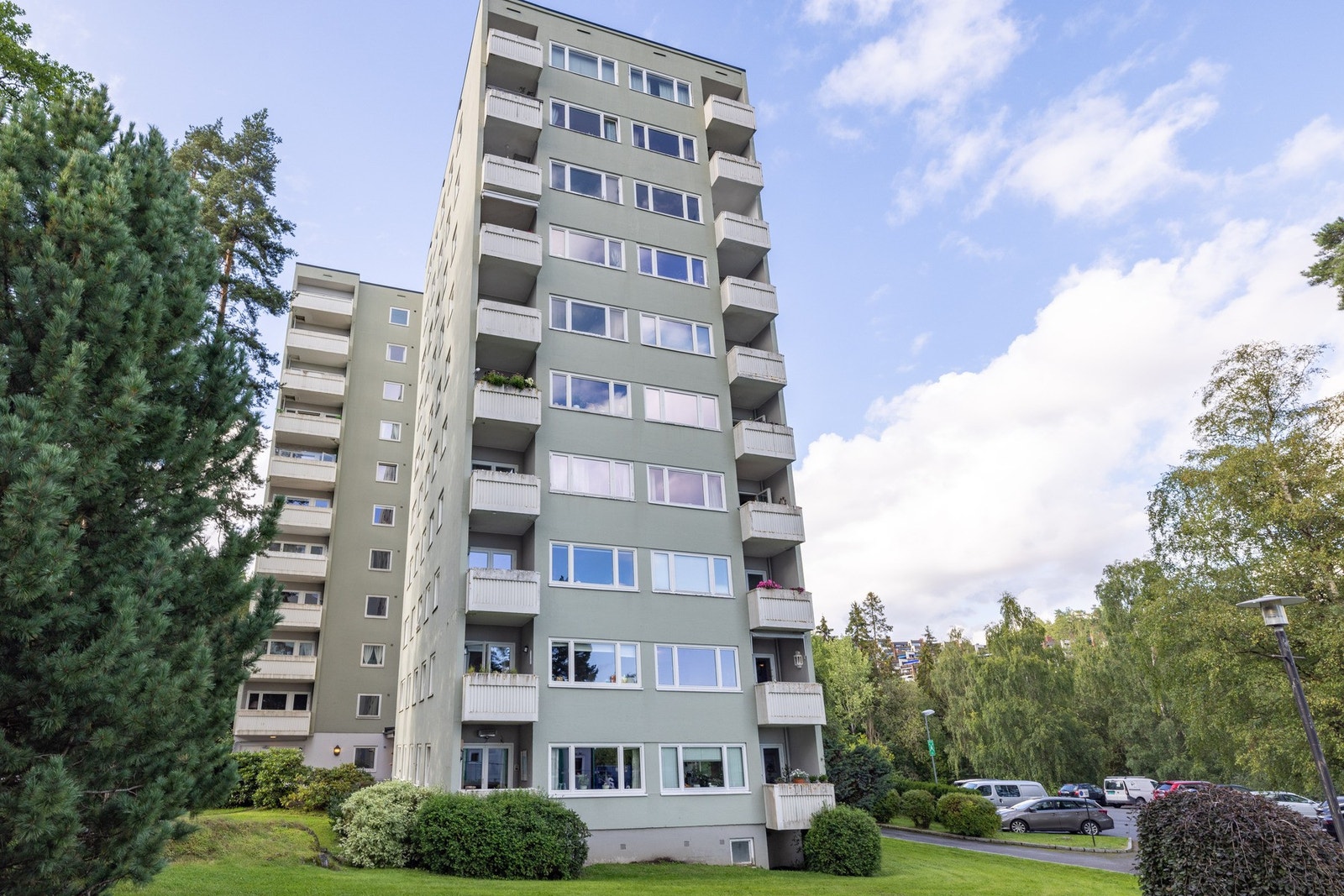 Silurveien 42 ligger i et rolig og tilbaketrukket område på Ullern. Kort vei til T-bane, butikker og servicetilbud. Galleribilde