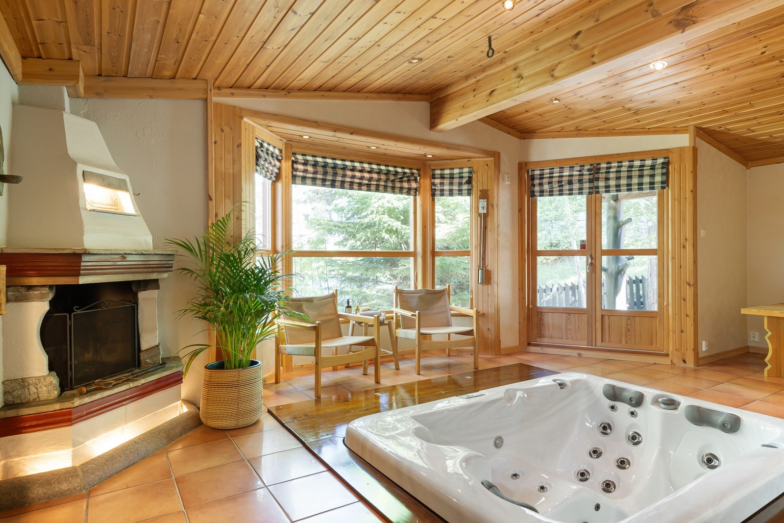 Velværerom med Jacuzzi Galleribilde