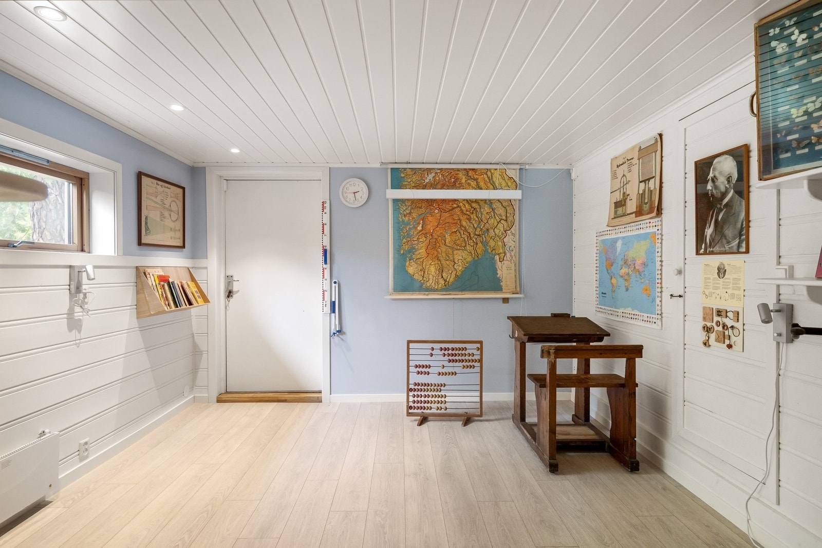 Innredet rom med utgang Galleribilde