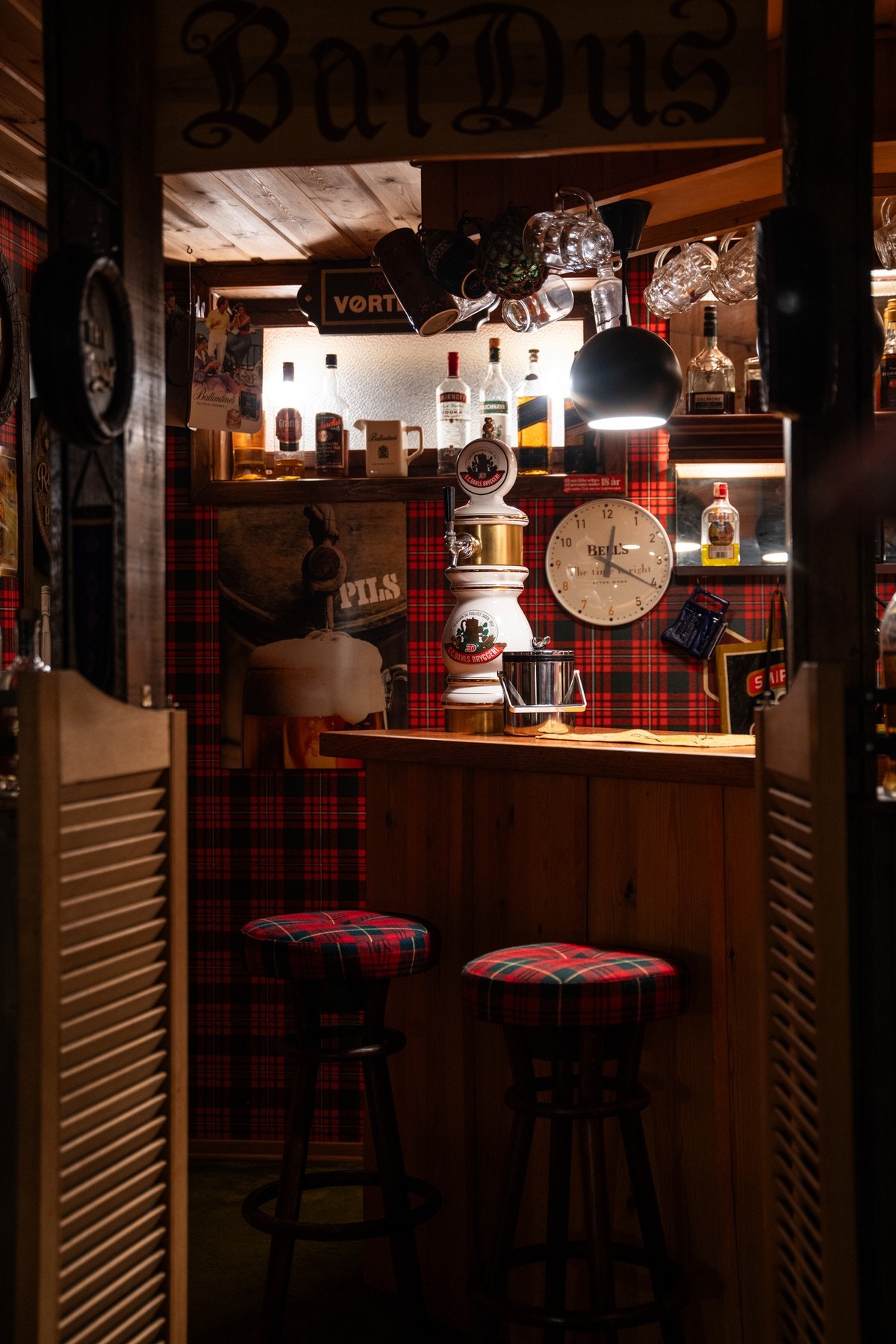 Kjellerstue med bar i originale detaljer Galleribilde