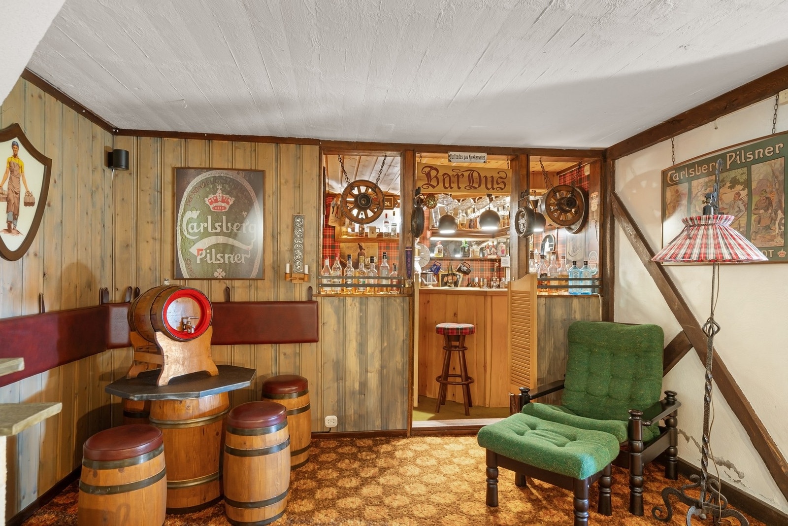 Kjellerstue med bar i originale detaljer Galleribilde
