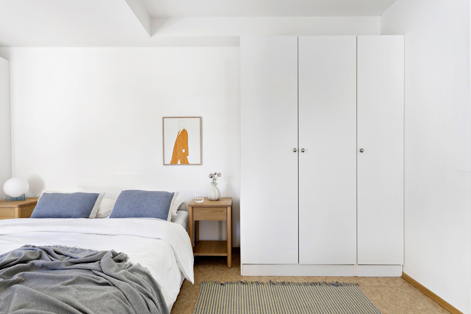 Soverom av god størrelse med god plass til dobbeltseng med tilhørende nattbord Galleribilde