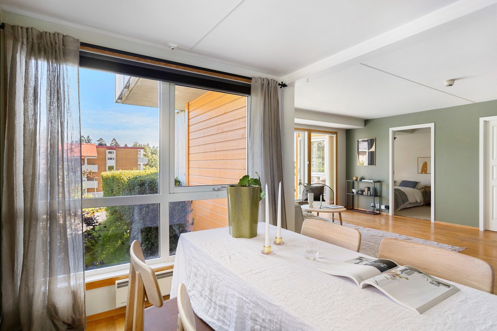 Spisestuen er plassert mellom kjøkkenet og TV-sonen Galleribilde