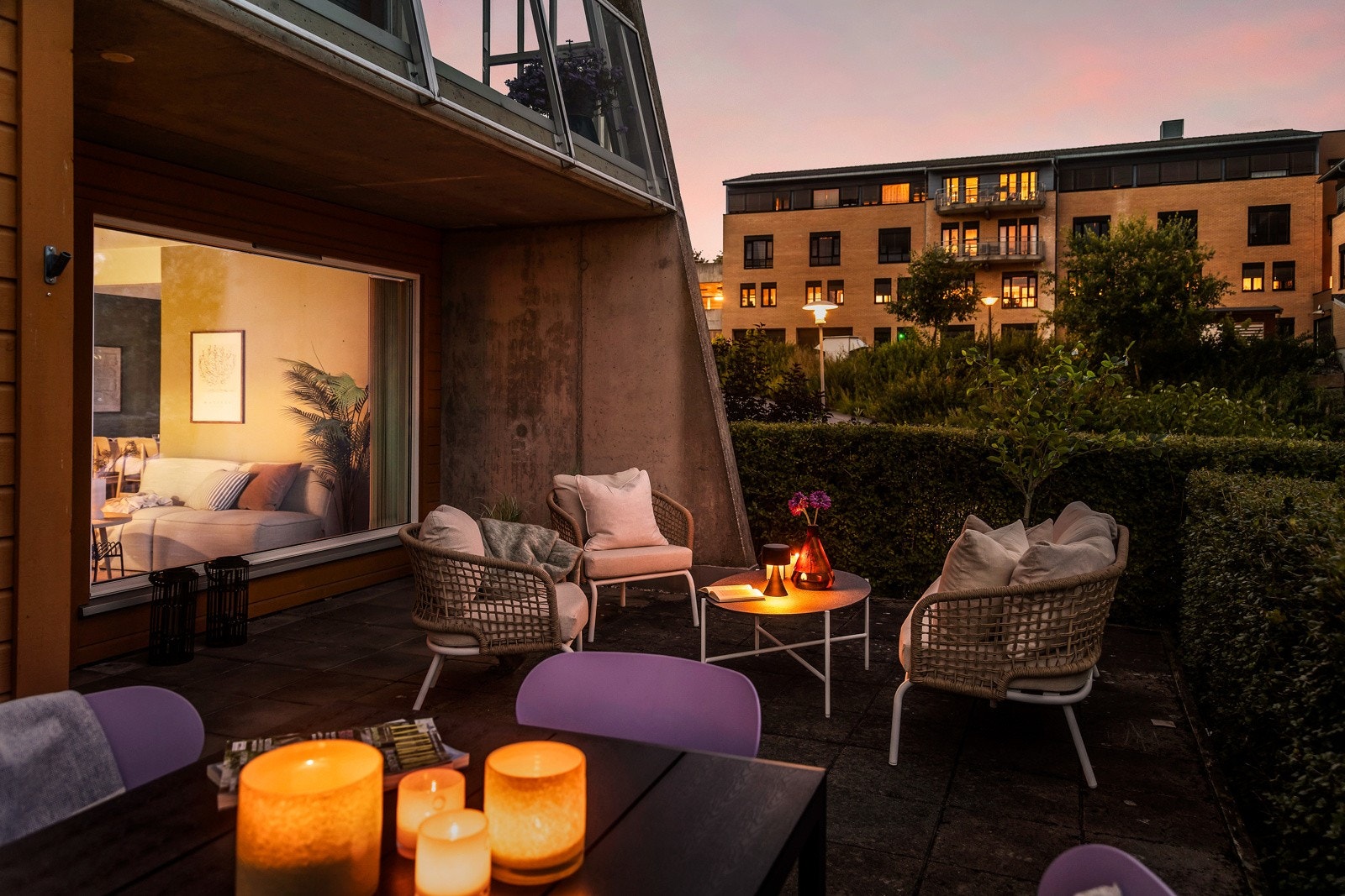 Etter kveldens frembrudd får uteplassen en hyggelig og lun atmosfære Galleribilde