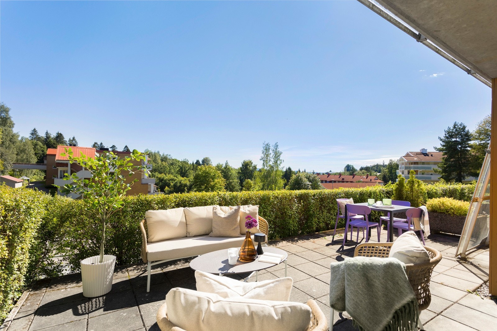 Fra stuen kommer du ut til en stor markterrasse på hele 29m2 Galleribilde