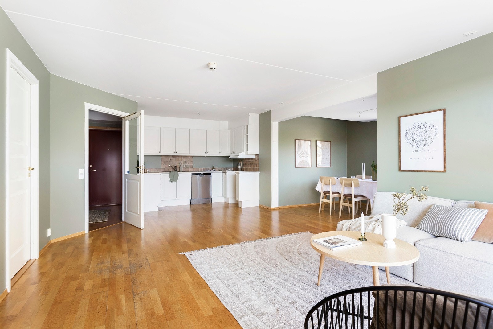 Kjøkkenet er laget i åpen løsning mot stuen Galleribilde