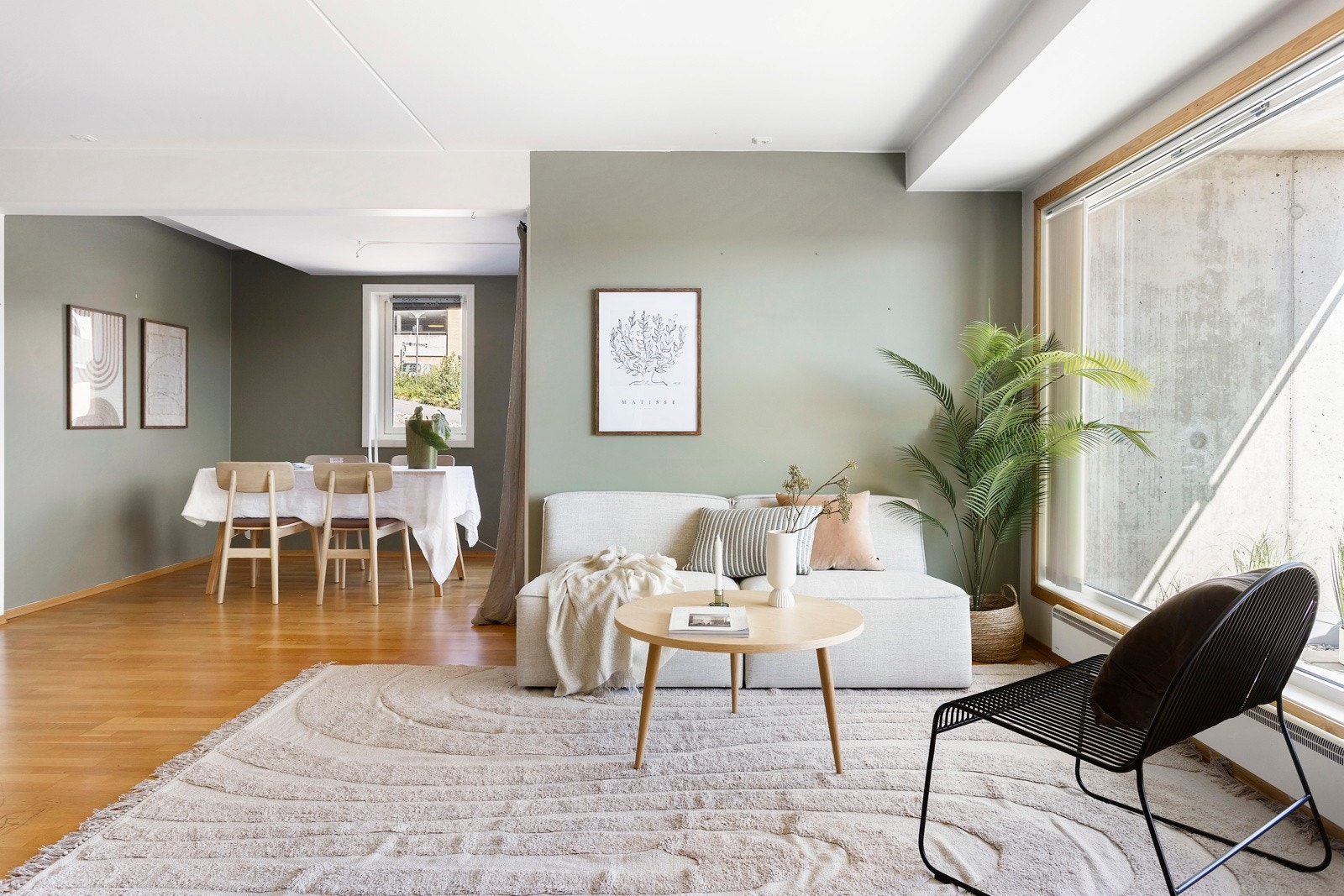 Stuen byr på flere soner med plass til ulik møblering Galleribilde