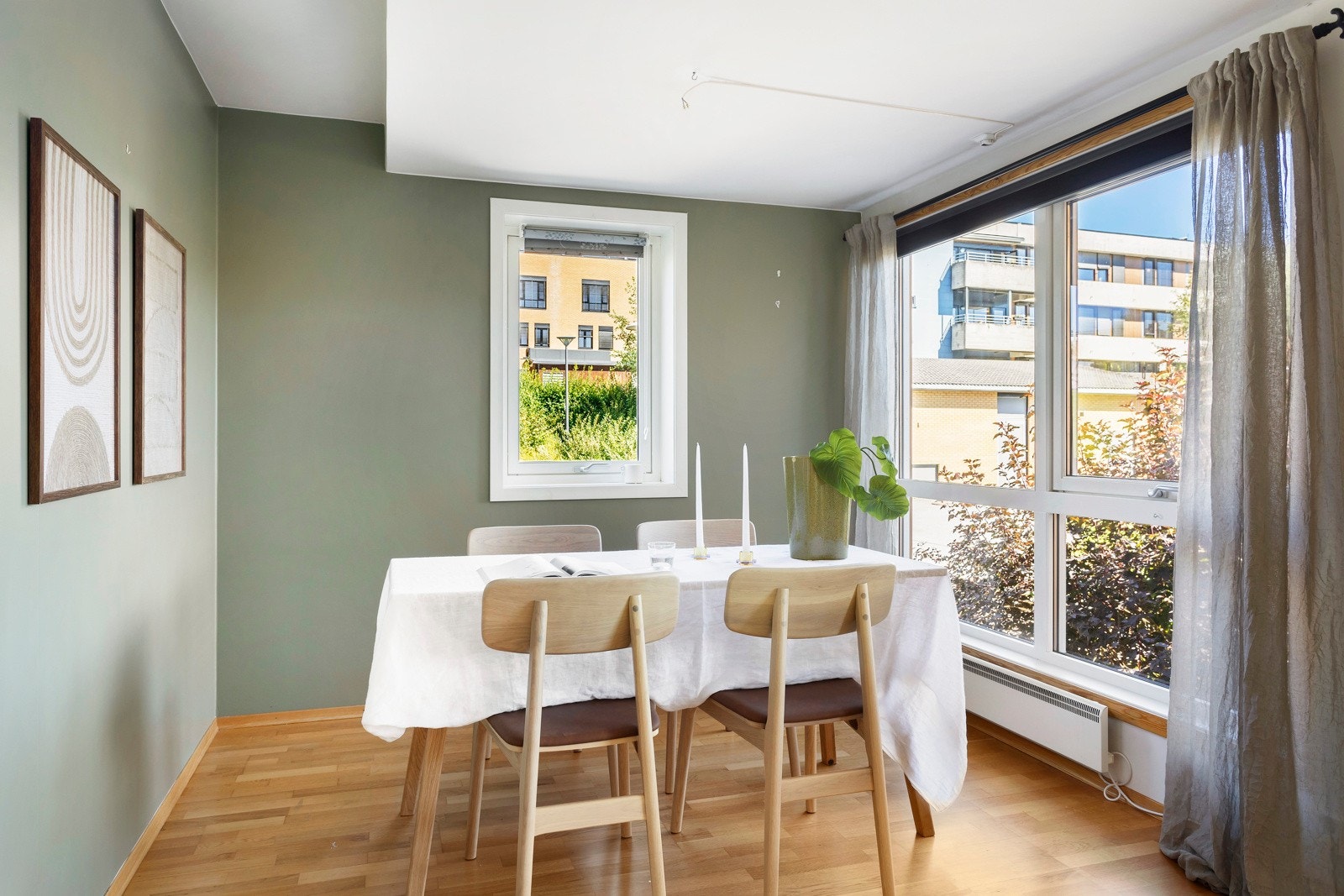 Spisestuen er plassert i egen nisje som byr på hyggelige måltider med venner og familie Galleribilde