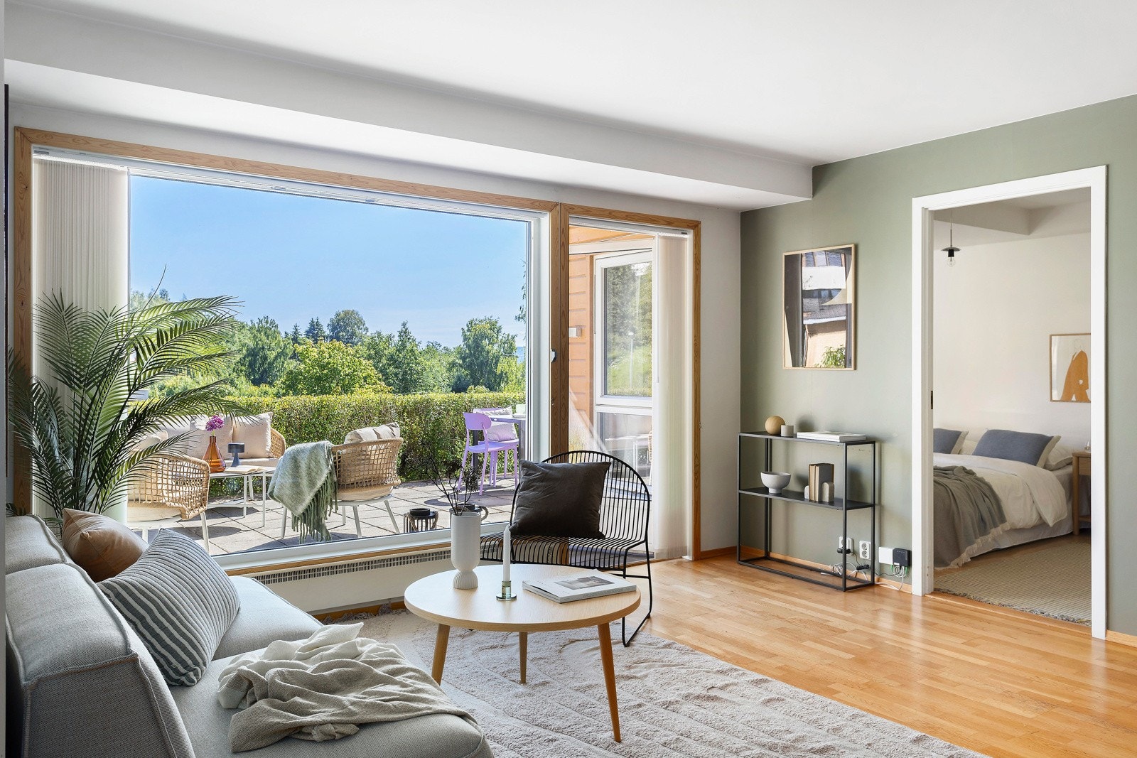 Stuen har store vindusflater som slipper inn rikelig med lys i boligen Galleribilde