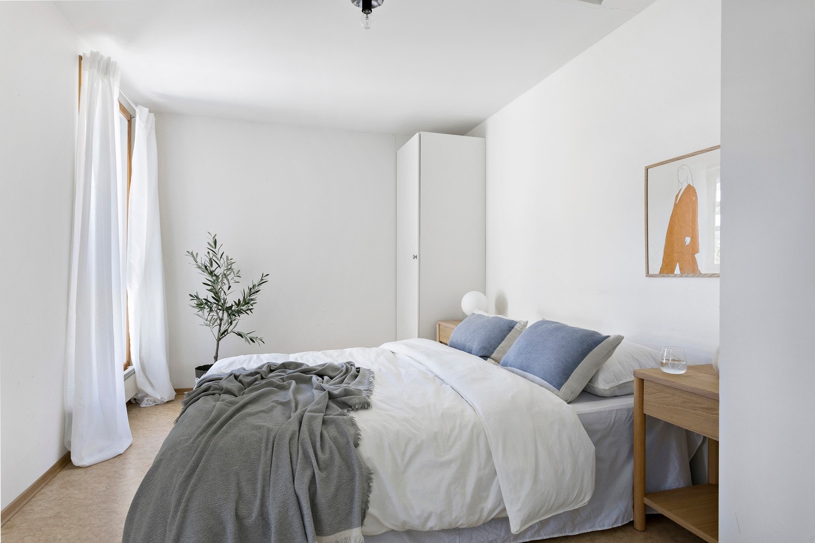 Videre har soverommet plass til garderobeskap Galleribilde