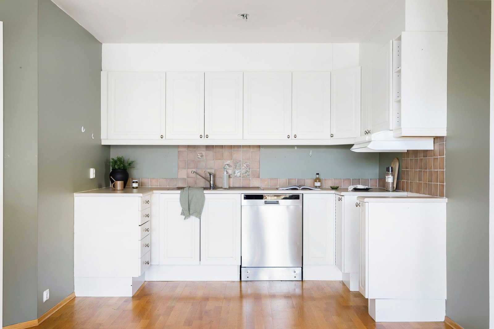 Innredningen består av profilerte fronter, laminert benkeplate, ventilator, oppvaskmaskin og nisje for stekeovn Galleribilde