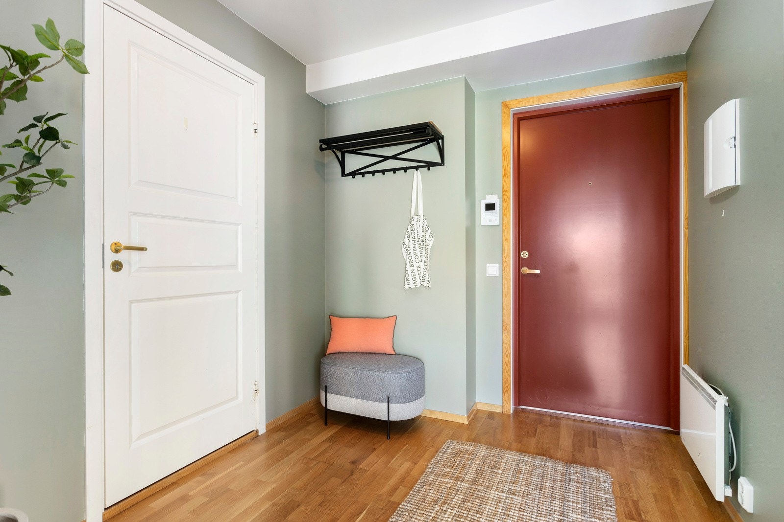 Hyggelig entre med god plass til oppheng av yttertøy Galleribilde