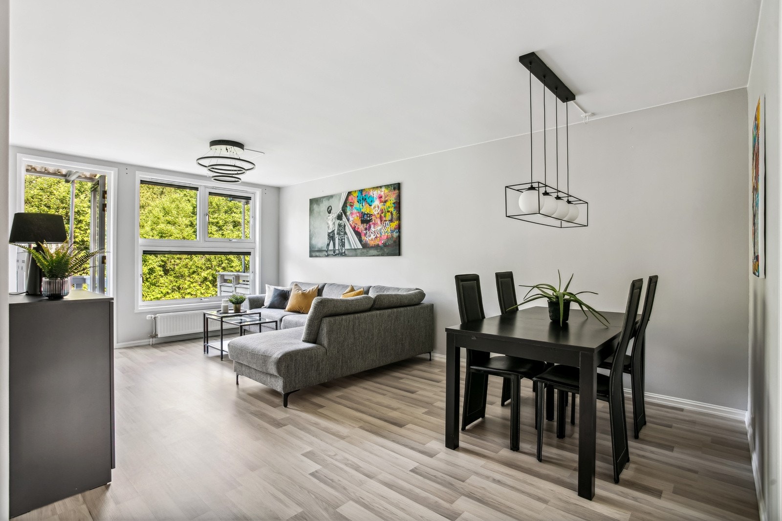 Store vinduer gir godt med lys inn i stuen. Galleribilde