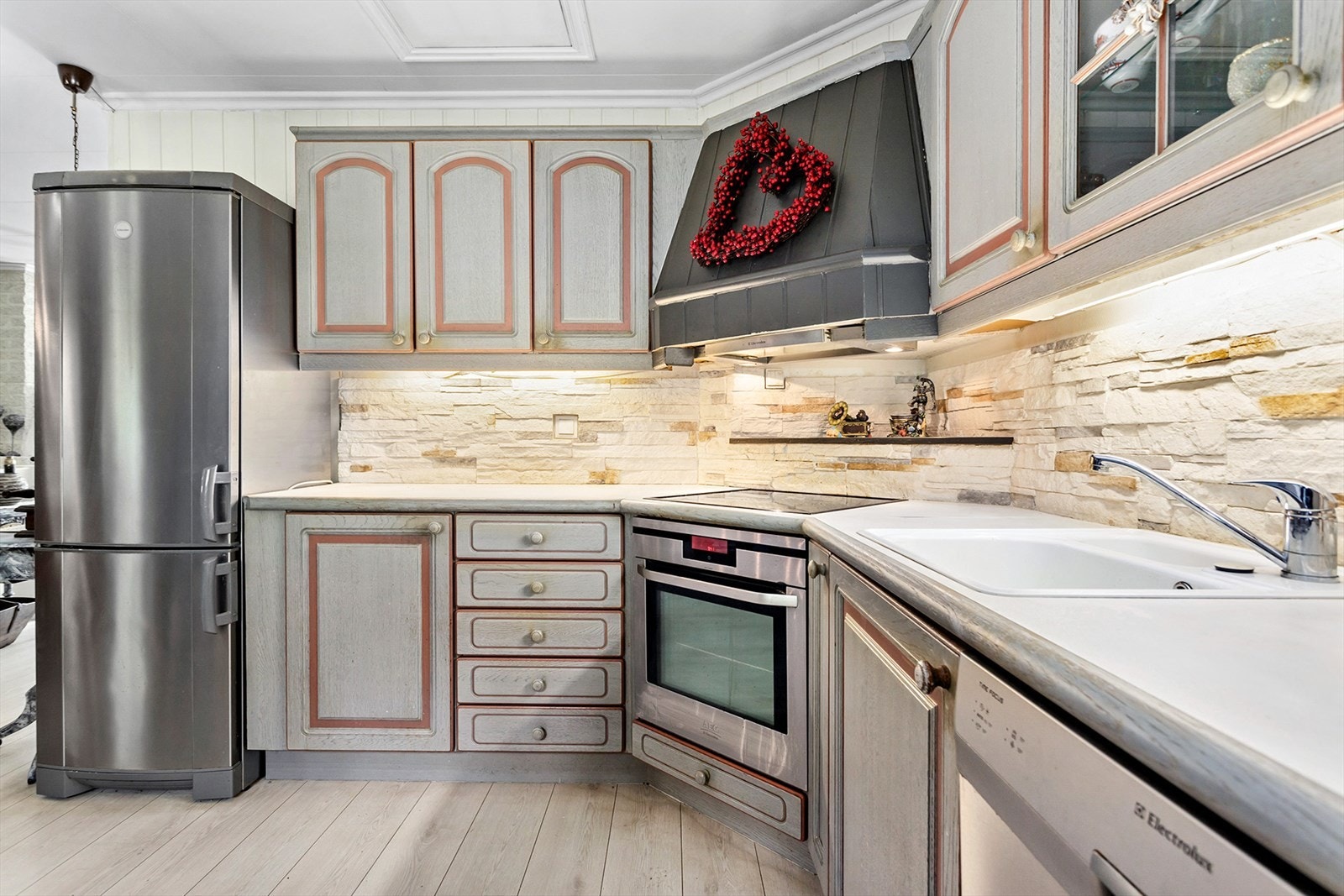 Tilgang til loft fra kjøkkenet. Galleribilde