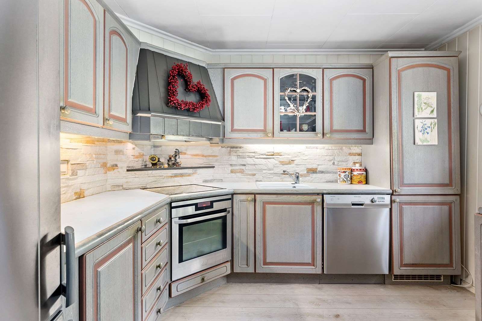 Romslig kjøkken med god skap- og benkeplass. Galleribilde