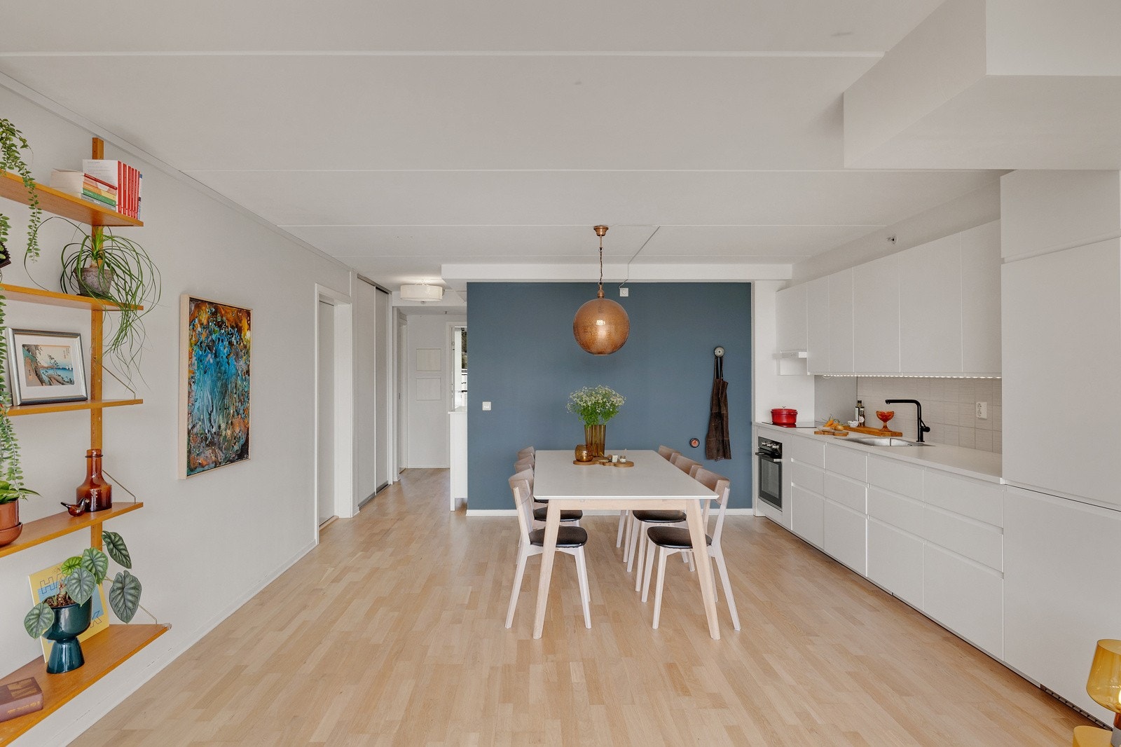Kjøkken og stuen er enkel å innrede, plass til stort spisebord. Galleribilde