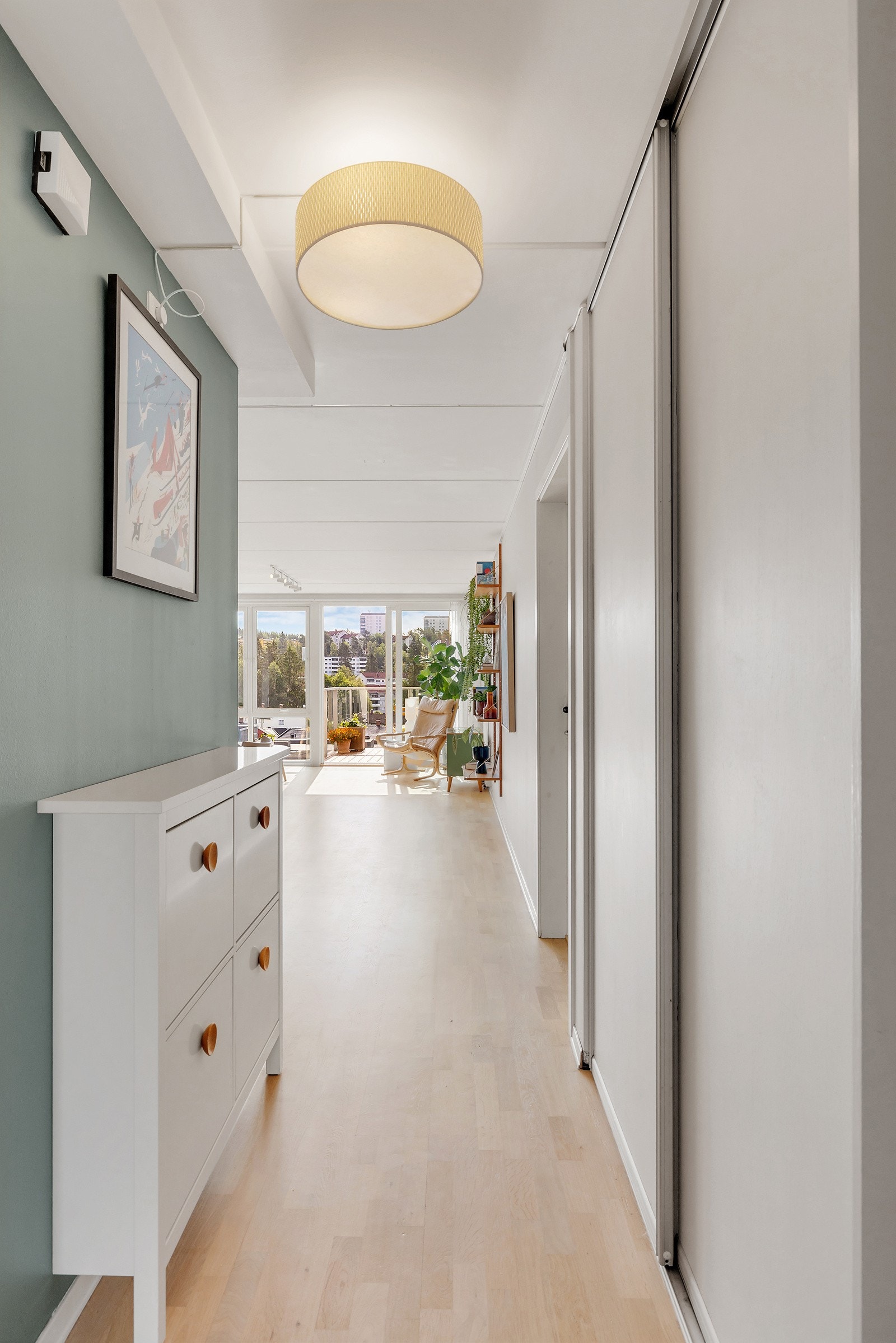 Entre med skyvedørsgarderobe Galleribilde