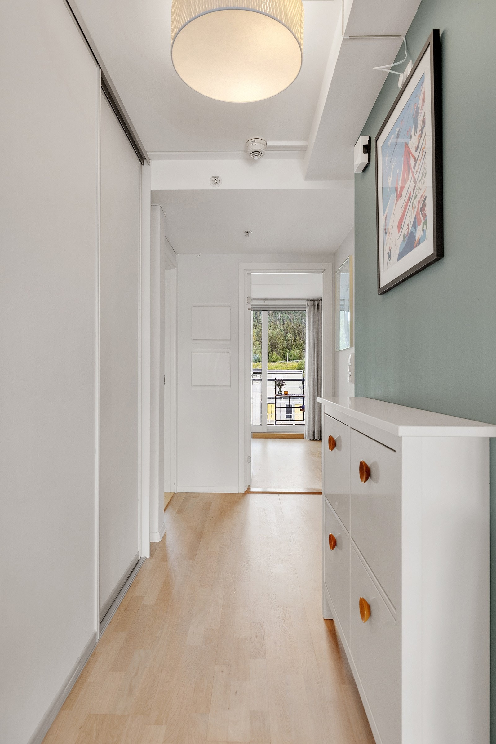 Entre med skyvedørsgarderobe Galleribilde