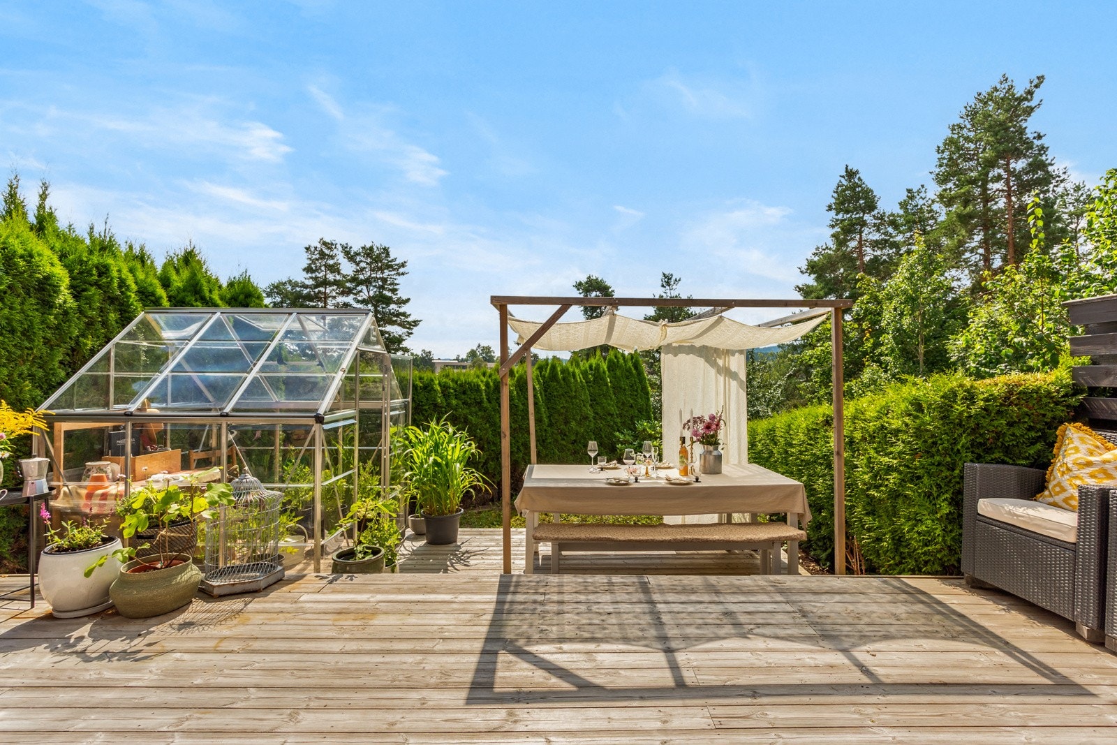 Her er det romslig plass til både utemøblement og grill. Galleribilde
