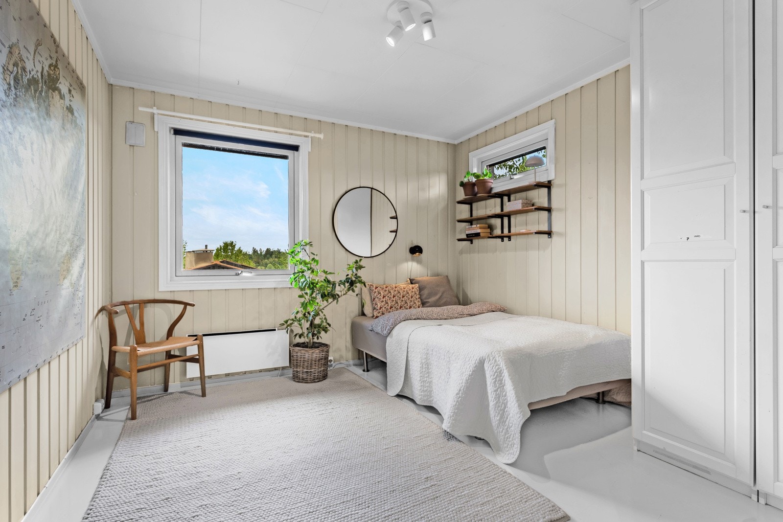 Det er garderobeskap på 3 av 4 soverom. Galleribilde