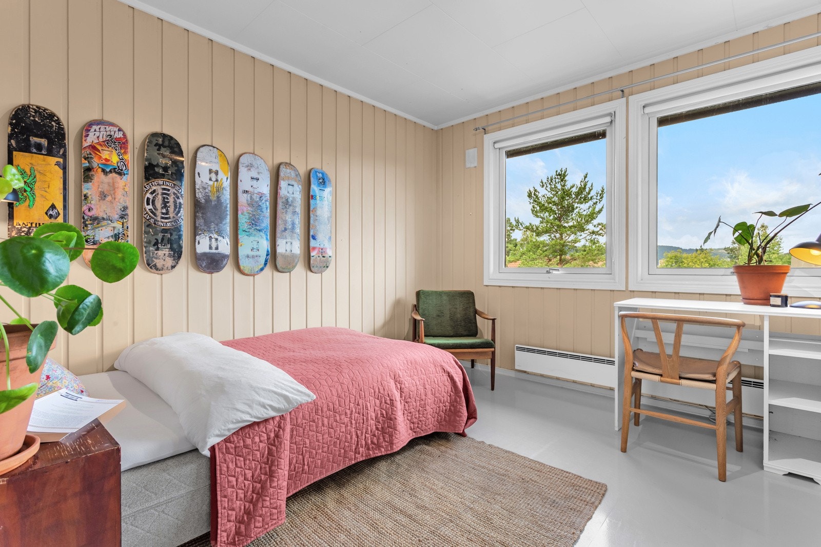 Naturlig lys strømmer inn gjennom vinduene, noe som bidrar til en luftig atmosfære. Galleribilde