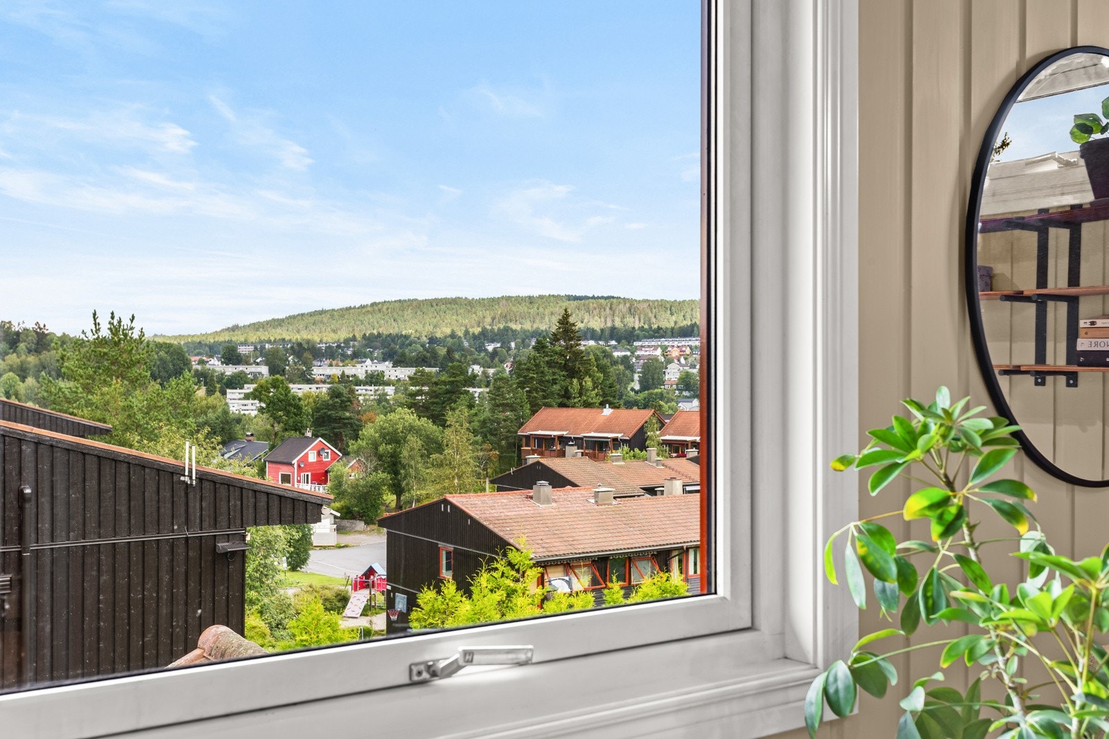 Boligen ligger fint til et høydedrag på enden som byr på utsikt. Galleribilde