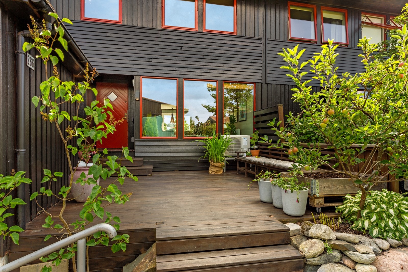 Nordvendt terrasse ved inngangspartiet på ca. 26 kvm. Galleribilde