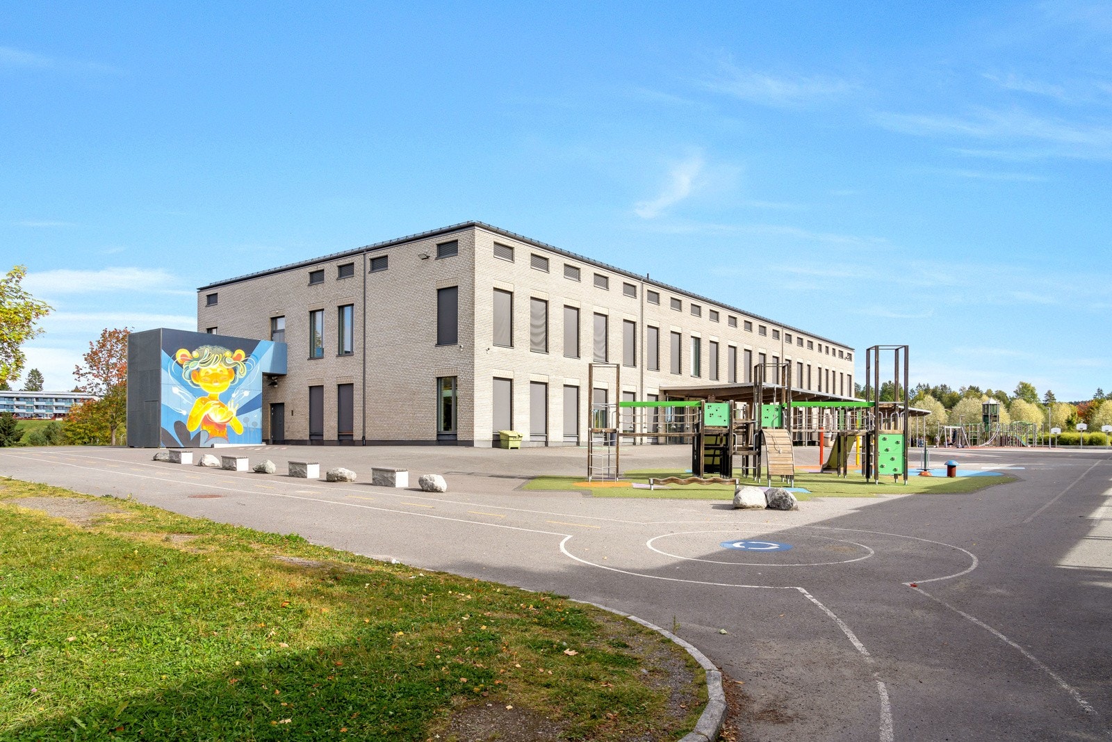 Haugenstua er en 1-10 skole i Stovner bydel. Skolen teller i dag om lag 700 elever og har i overkant av 100 ansatte. Galleribilde