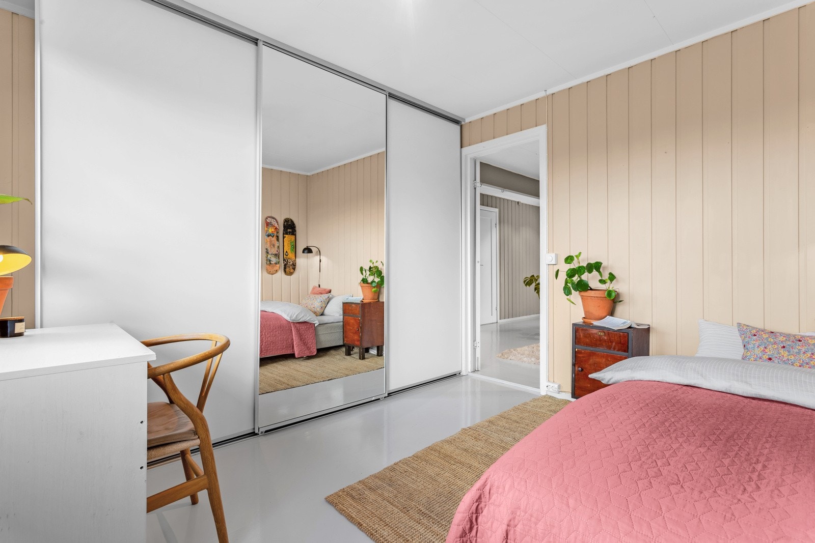Stor skyvedørsgarderobe med speil. Galleribilde