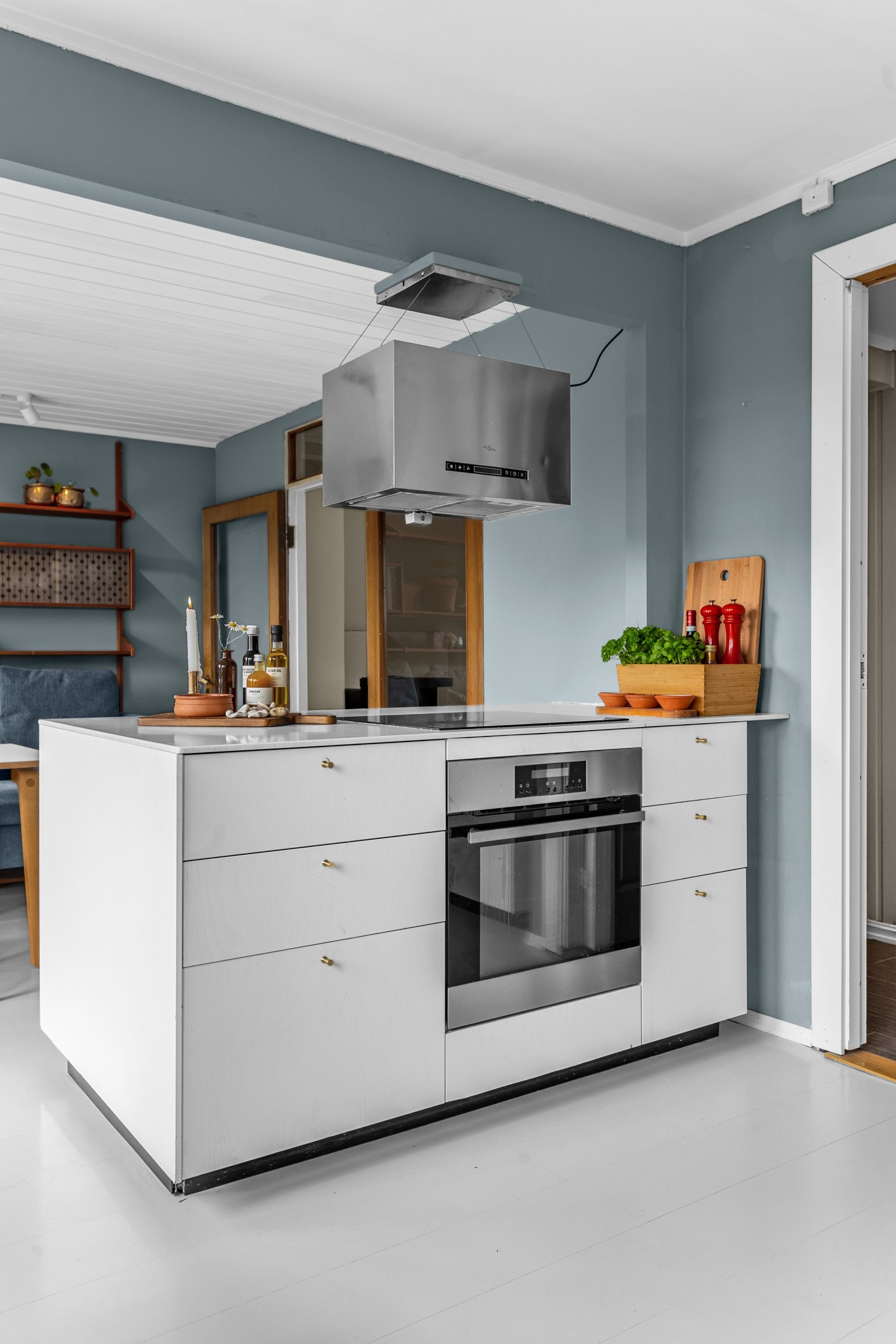 Innredningen består med glatte, folierte fronter, enkelte vitrineskap samt benkeplate i stein, hvilket gir rommet et moderne og stilrent uttrykk. Galleribilde