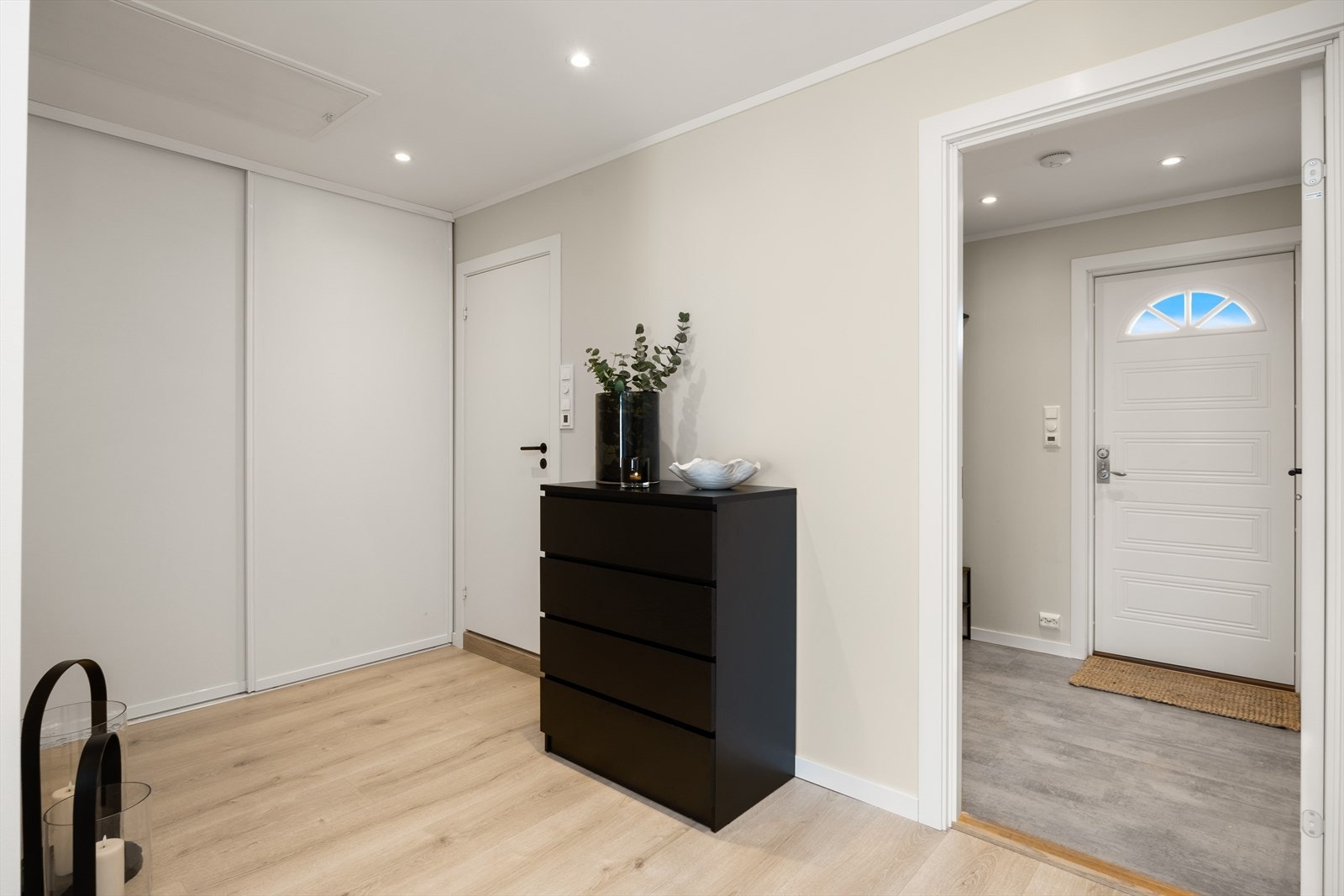Romslig gang med skyvedørsgarderobe og loftsluke Galleribilde