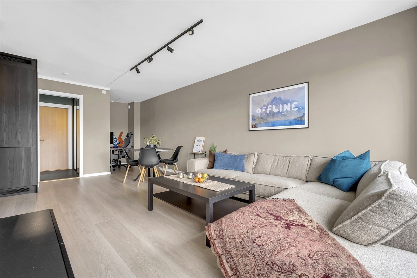 Lys og luftig stue med plass til flere sittegrupper og soner. Galleribilde