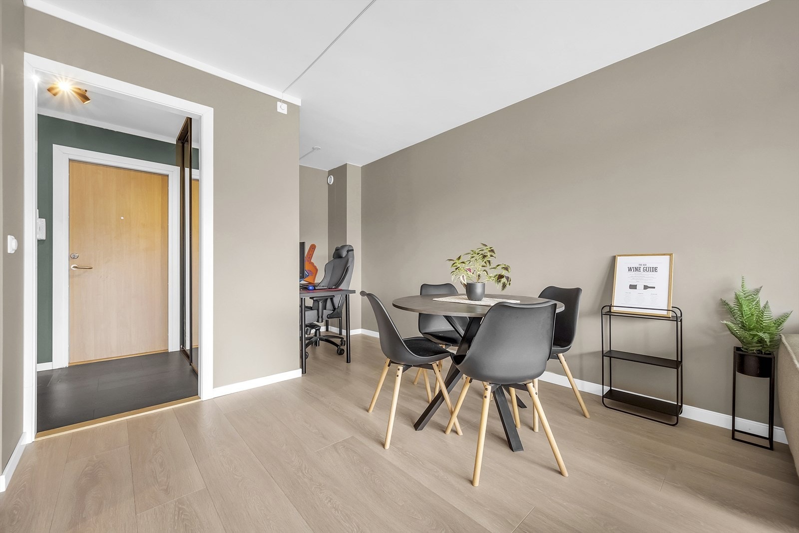 Det er fin plass til både sofagruppe og spisegruppe. Galleribilde