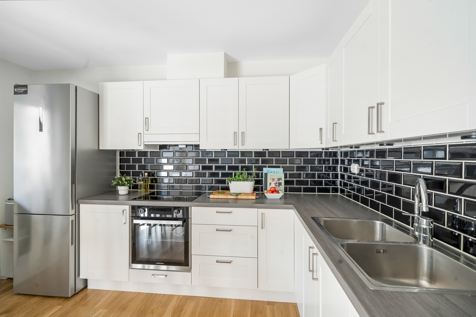 Ny integrert vask og kran i 2023! Integrerte hvitevarer medfølger handelen dersom ikke annet tydelig fremkommer. Galleribilde