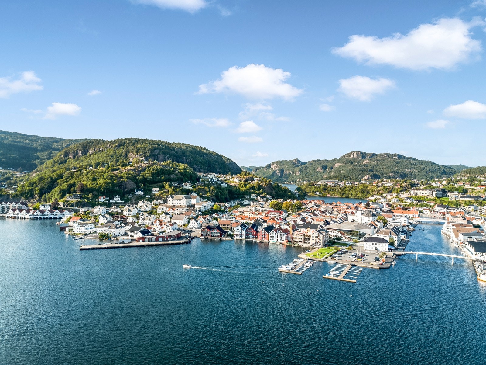 Leiligheten ligger svært sentralt i en innholdsrik og aktiv bykjerne. Galleribilde