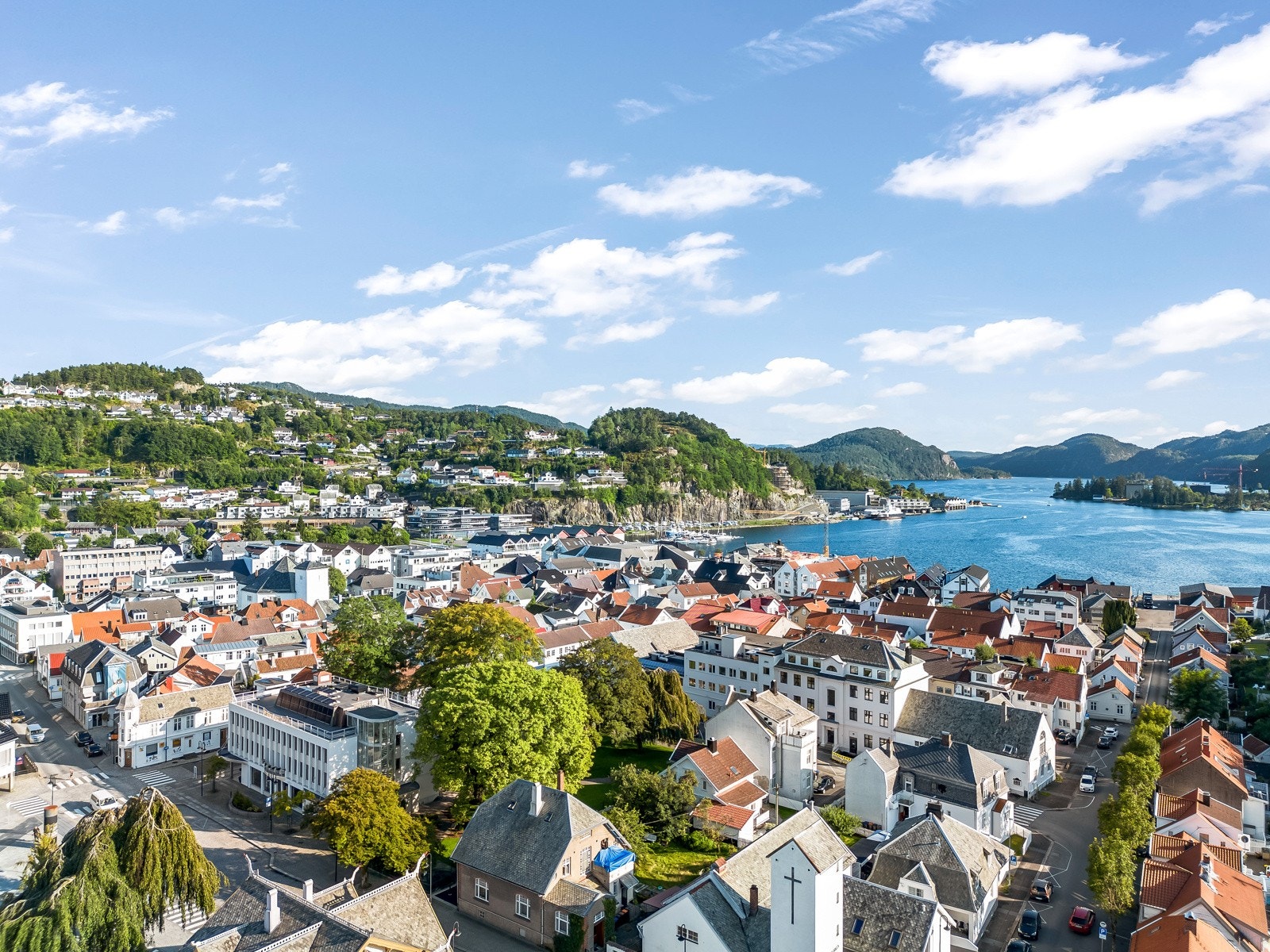 Leiligheten har en sentral beliggenhet midt i smørøyet av Flekkefjord sentrum. Galleribilde