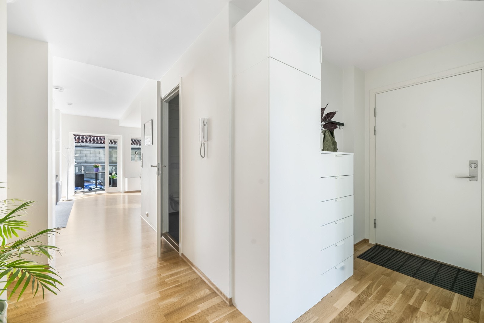 Lys og innbydende hovedinngang med klesskap og skuffeseksjon. Galleribilde