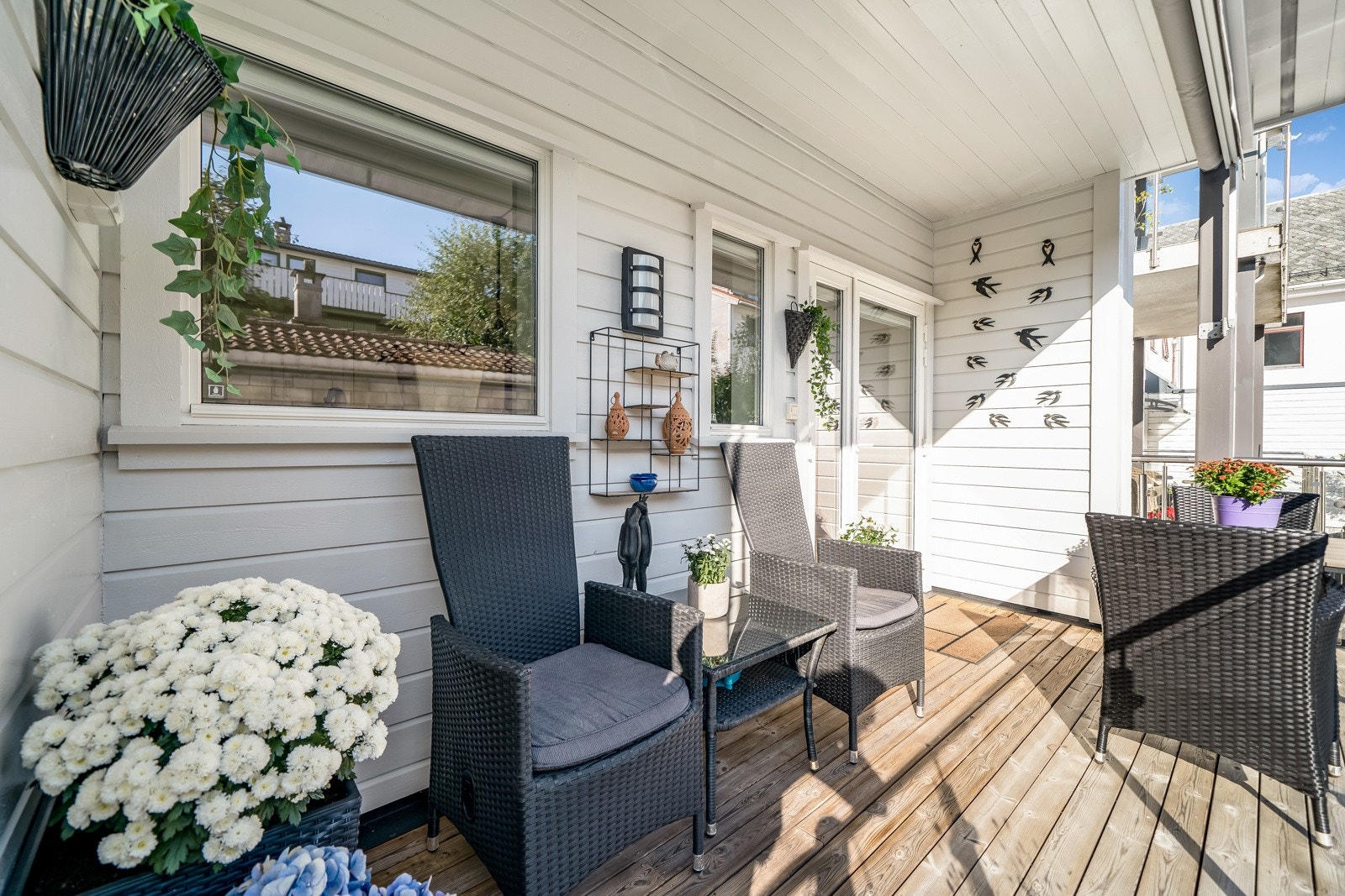 Det er overbygg over terrassen - Skjermet for nedbør og snø. Galleribilde