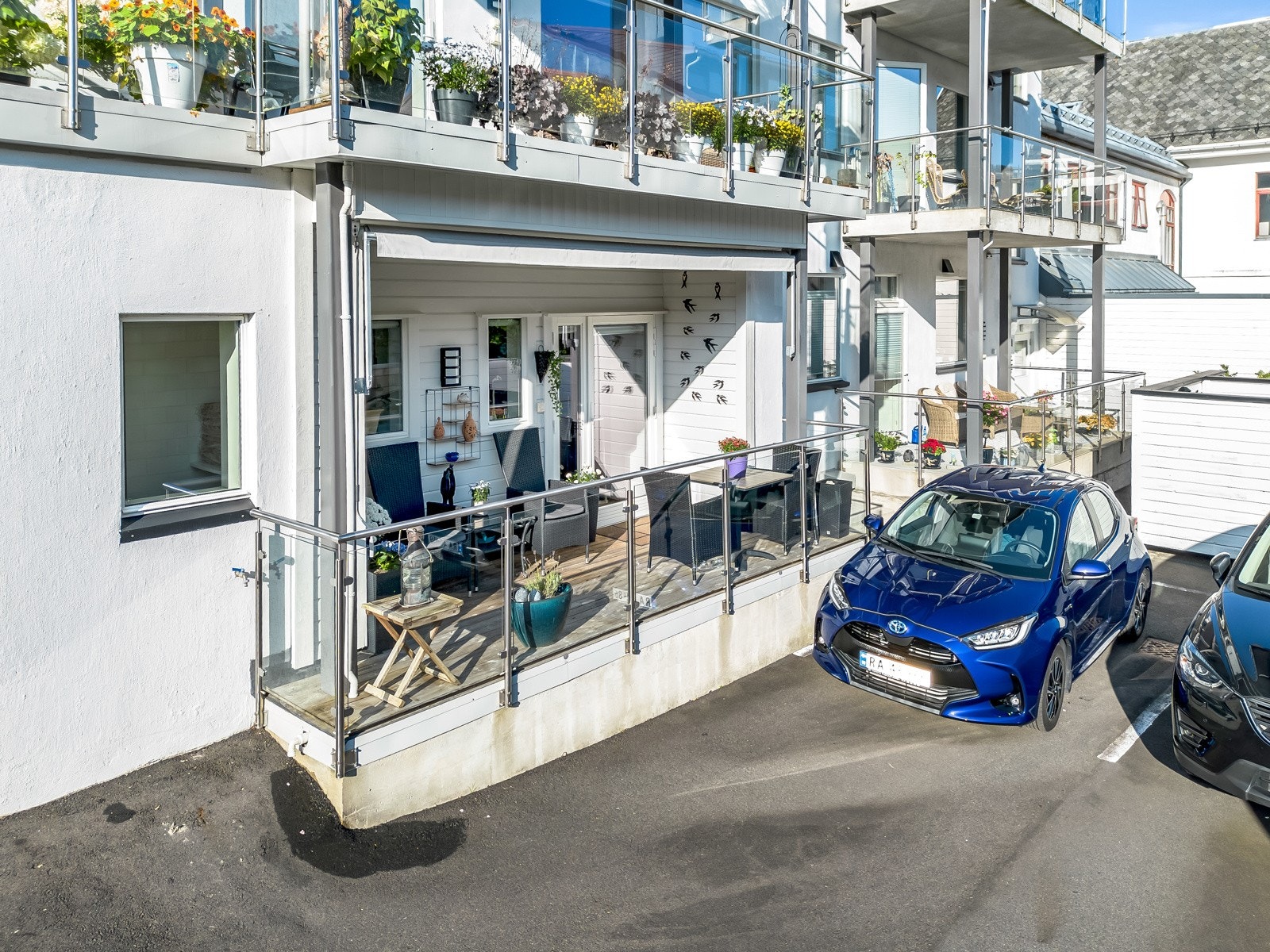Solrik terrasse i en ellers lite traffikert bakgård. Galleribilde