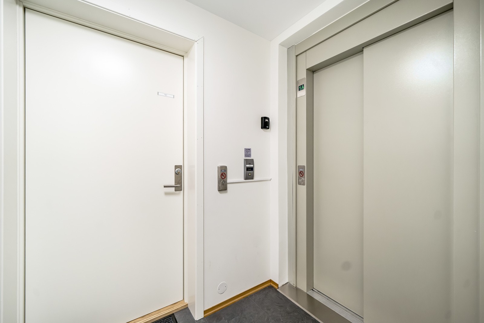 Leiligheten ligger i første etasje. Det er heis i bygget. Galleribilde