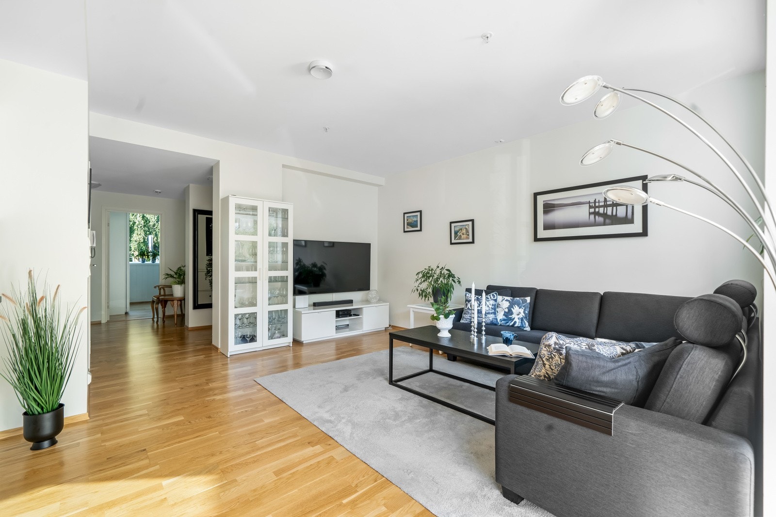 Åpen stue/kjøkken løsning gjør det romlig og sosialt. Galleribilde