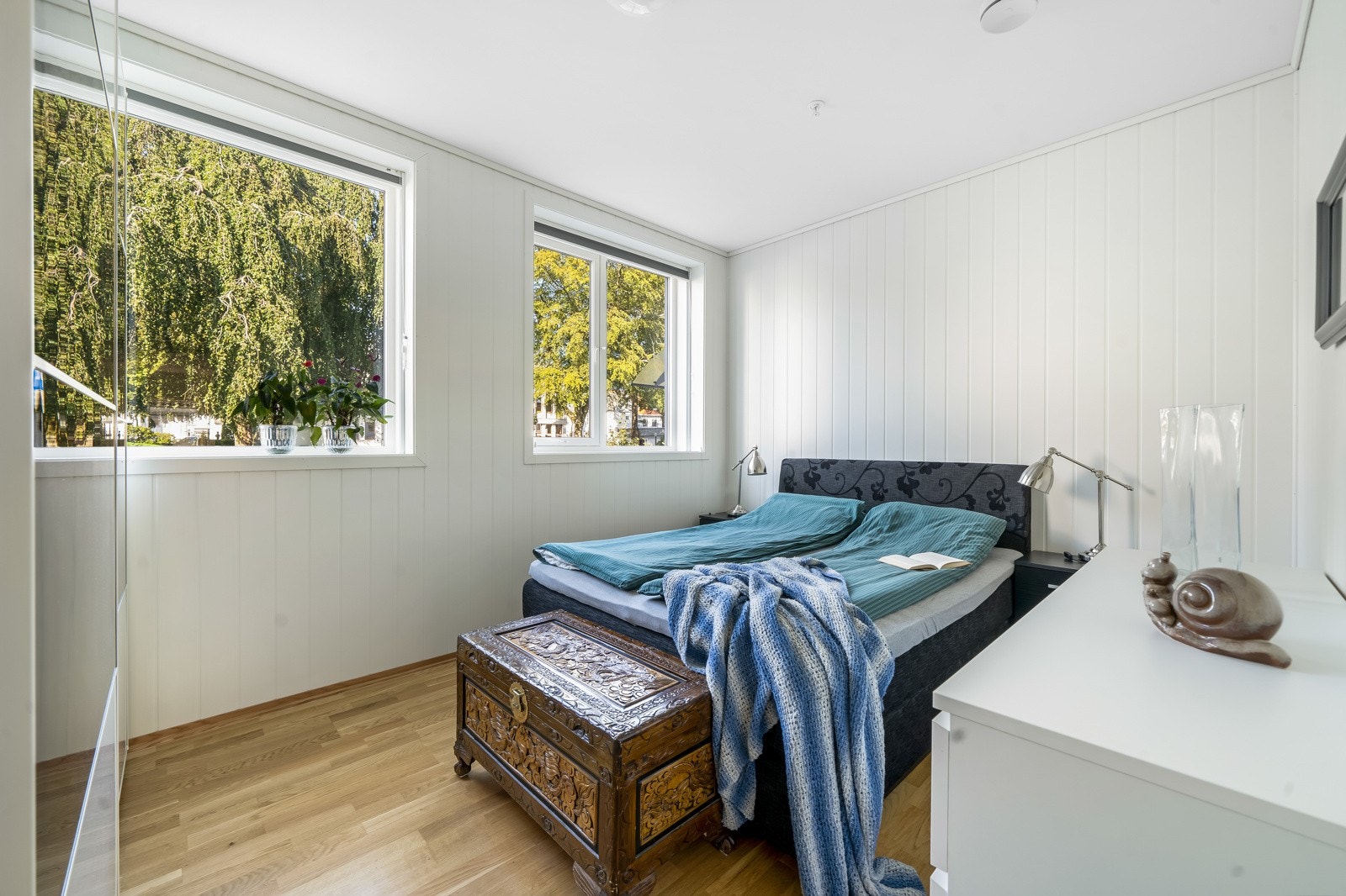 Romslig dobbelt soverom med stort klesskap og kommode. Galleribilde