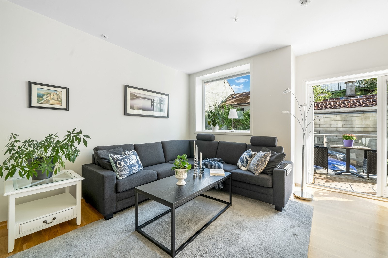 Fra stuen er det utgang til en nydelig og solrik terrasse! Galleribilde